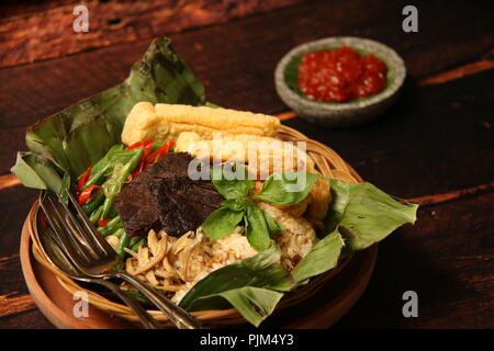 Nasi Bakar, den traditionellen Sundanesischen gegrillte Reis im Bananenblatt Stockfoto