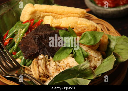 Nasi Bakar, den traditionellen Sundanesischen gegrillte Reis im Bananenblatt Stockfoto