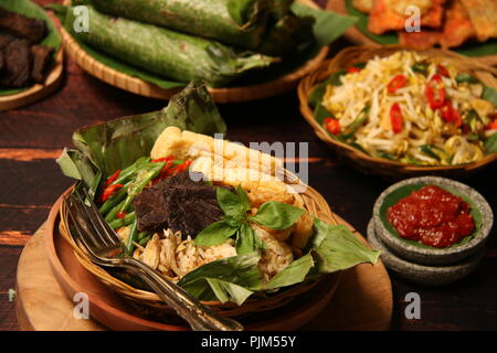 Nasi Bakar, den traditionellen Sundanesischen gegrillte Reis im Bananenblatt Stockfoto