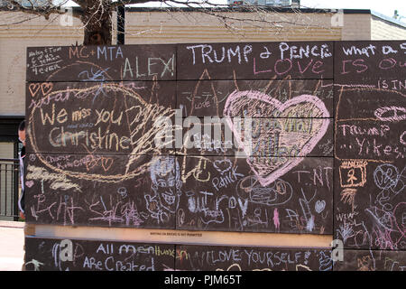 Charlottesville's Community Chalkboard. Schriften und Zeichnungen auf dem öffentlichen Vorstand in der Innenstadt von Charlottesville, VA, USA. Stockfoto