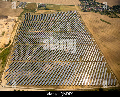 Solaranlagen auf einem Feld in Kreuzbruchhof, Burg Stargard, Müritz, Mecklenburgische Seenplatte, Mecklenburg-Vorpommern, Deutschland Stockfoto