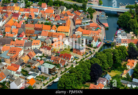 Elde-Müritz Wasserstraße in die Innenstadt mit der Nationalstraße 103, Plau am See, Mecklenburgische Seenplatte, Mecklenburgische Schweiz, Mecklenburg-Vorpommern, Deutschland Stockfoto