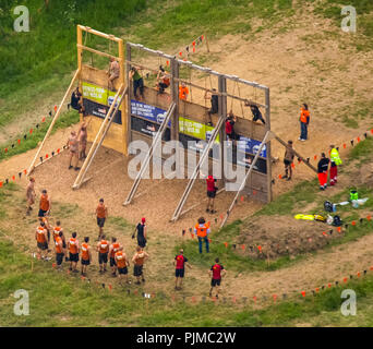 Extreme Sports, Kletterwand, haltbare Mudder - die ultimative Schlammschlachten im Sauerland, in der Nähe von Schloss Herdringen, Arnsberg, Sauerland, Nordrhein-Westfalen, Deutschland Stockfoto