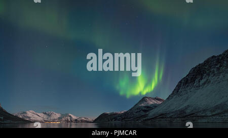 Europa, Norwegen, Troms, tanzenden Nordlichter über Grøtfjord Stockfoto