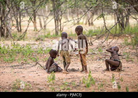 Vier Himba Kinder spielen im Wald, in der Nähe des Dorfes Stockfoto