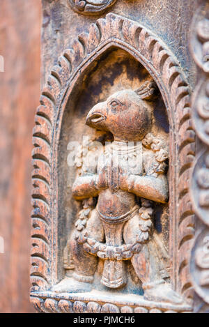 Bhaktapur, Nepal - Juli 16, 2018: Traditionelle hölzerne Skulptur in Bhatktapur Stadt, berühmt für die am Besten erhaltene Palast Höfe Stockfoto