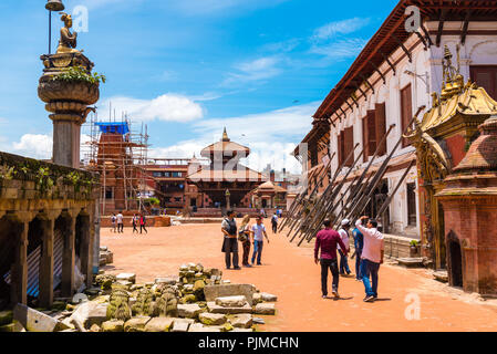 Bhaktapur, Nepal - Juli 16, 2018: Traditionelle Architektur in Bhatktapur Stadt, berühmt für die am Besten erhaltene Palast Innenhöfe und Altstadt Stockfoto