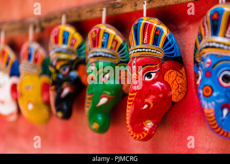 Kathmandu, Nepal - Juli 16, 2018: Traditionelle bunte Masken des hinduistischen Gottes Ganesha in Bhatktapur Stadt, berühmt für den am besten erhaltenen Schlosshof Stockfoto