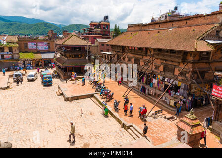 Bhaktapur, Nepal - Juli 16, 2018: Traditionelle Architektur in Bhatktapur Stadt, berühmt für die am Besten erhaltene Palast Innenhöfe und Altstadt Stockfoto