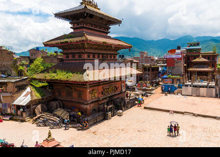 Bhaktapur, Nepal - Juli 16, 2018: Traditionelle Architektur in Bhatktapur Stadt, berühmt für die am Besten erhaltene Palast Innenhöfe und Altstadt Stockfoto