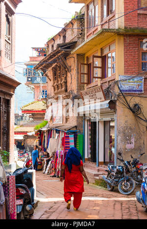 Bhaktapur, Nepal - Juli 16, 2018: Traditionelle Architektur in Bhatktapur Stadt, berühmt für die am Besten erhaltene Palast Innenhöfe und Altstadt Stockfoto