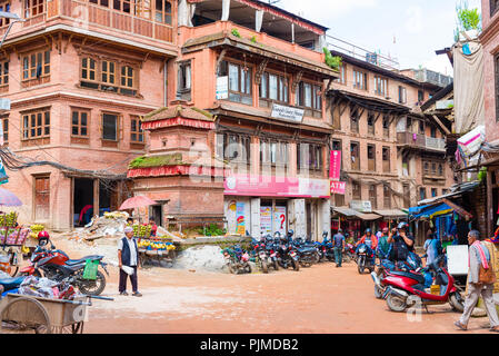 Bhaktapur, Nepal - Juli 16, 2018: Traditionelle Architektur und Street View in Bhatktapur Stadt, berühmt für die am Besten erhaltene Palast Höfe Stockfoto