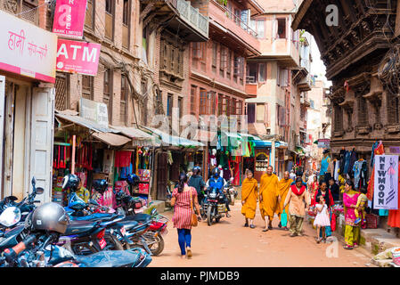 Bhaktapur, Nepal - Juli 16, 2018: Traditionelle Architektur und Street View in Bhatktapur Stadt, berühmt für die am Besten erhaltene Palast Höfe Stockfoto