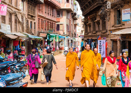 Bhaktapur, Nepal - Juli 16, 2018: Traditionelle Architektur und Street View in Bhatktapur Stadt, berühmt für die am Besten erhaltene Palast Höfe Stockfoto