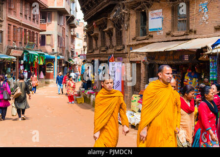 Bhaktapur, Nepal - Juli 16, 2018: Traditionelle Architektur und Street View in Bhatktapur Stadt, berühmt für die am Besten erhaltene Palast Höfe Stockfoto