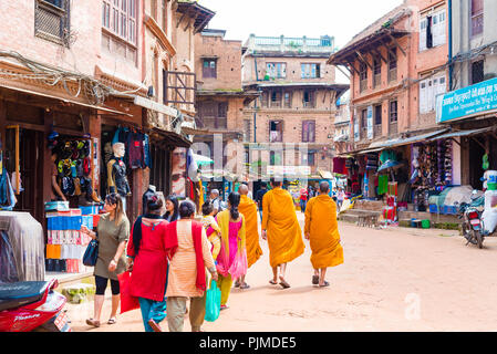 Bhaktapur, Nepal - Juli 16, 2018: Traditionelle Architektur und Street View in Bhatktapur Stadt, berühmt für die am Besten erhaltene Palast Höfe Stockfoto