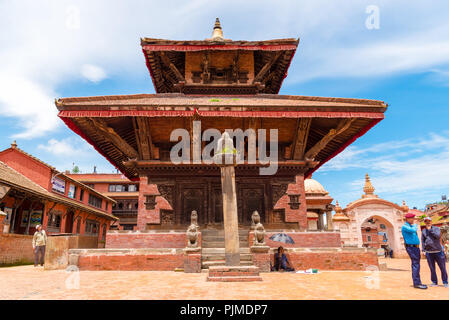 Bhaktapur, Nepal - Juli 16, 2018: Traditionelle Architektur in Bhatktapur Stadt, berühmt für die am Besten erhaltene Palast Innenhöfe und Altstadt Stockfoto