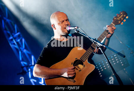 Flämische Musiker Flip Kowlier am Radio 1 Sessies (Belgien, 11/10/2010) Stockfoto