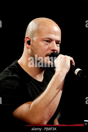 Flämische Musiker Flip Kowlier am Radio 1 Sessies (Belgien, 11/10/2010) Stockfoto