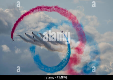 Die RAF Red Arrows Tornado Manöver während ihrer Nachmittag Anzeige an Dunsfold Wings & Wheels, UK durchführen am 25. August 2018. Stockfoto