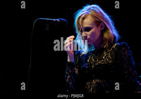 Geike Arnaert Durchführung ihrer ersten solo Konzert, seit sie die Band verlassen, Hooverphonic, singen Lieder von Kurt Weil an der Gouden Vleugels Auszeichnungen ceremon Stockfoto