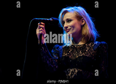 Geike Arnaert Durchführung ihrer ersten solo Konzert, seit sie die Band verlassen, Hooverphonic, singen Lieder von Kurt Weil an der Gouden Vleugels Auszeichnungen ceremon Stockfoto