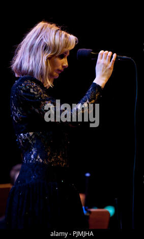 Geike Arnaert Durchführung ihrer ersten solo Konzert, seit sie die Band verlassen, Hooverphonic, singen Lieder von Kurt Weil an der Gouden Vleugels Auszeichnungen ceremon Stockfoto