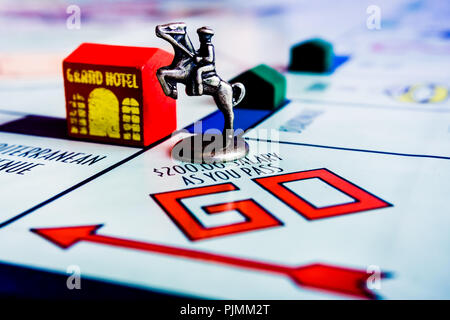 Monopol Hotel Trading Brettspiel von Parker Brothers. Die klassische Immobilien Handel Spiel von Parker Brothers - das Pferd in der Box gehen. Stockfoto