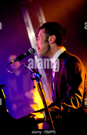 Flämische Sänger/Komponist Gustaph am Radio 1 Sessies (Belgien, 13/10/2010) Stockfoto