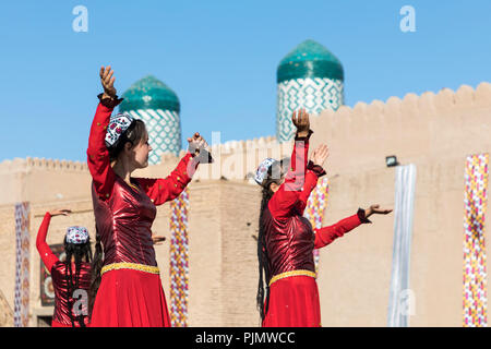 Chiwa, Usbekistan - 26. AUGUST 2018: Volkstänzer führt den traditionellen Tanz an den lokalen Festivals. Stockfoto