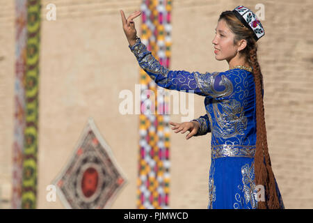 Chiwa, Usbekistan - 26. AUGUST 2018: Volkstänzer führt den traditionellen Tanz an den lokalen Festivals. Stockfoto