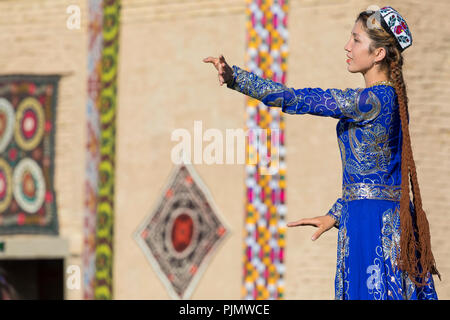 Chiwa, Usbekistan - 26. AUGUST 2018: Volkstänzer führt den traditionellen Tanz an den lokalen Festivals. Stockfoto