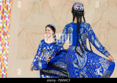 Chiwa, Usbekistan - 26. AUGUST 2018: Volkstänzer führt den traditionellen Tanz an den lokalen Festivals. Stockfoto