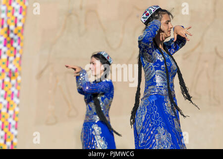 Chiwa, Usbekistan - 26. AUGUST 2018: Volkstänzer führt den traditionellen Tanz an den lokalen Festivals. Stockfoto