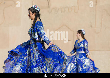 Chiwa, Usbekistan - 26. AUGUST 2018: Volkstänzer führt den traditionellen Tanz an den lokalen Festivals. Stockfoto