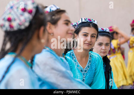 Chiwa, Usbekistan - 26. AUGUST 2018: Volkstänzer führt den traditionellen Tanz an den lokalen Festivals. Stockfoto