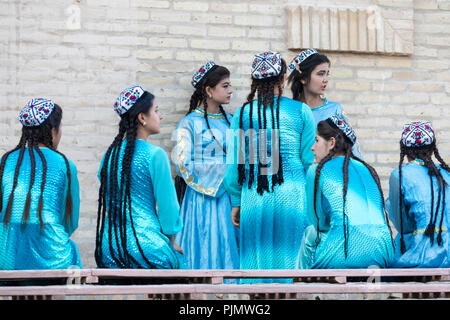 Chiwa, Usbekistan - 26. AUGUST 2018: Volkstänzer führt den traditionellen Tanz an den lokalen Festivals. Stockfoto