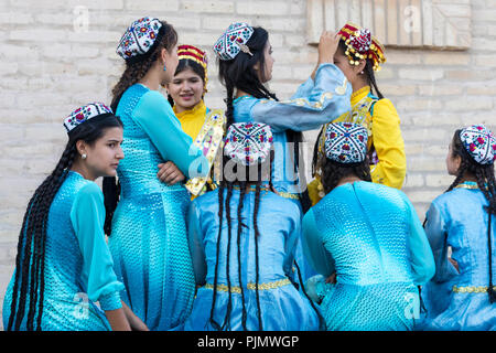 Chiwa, Usbekistan - 26. AUGUST 2018: Volkstänzer führt den traditionellen Tanz an den lokalen Festivals. Stockfoto