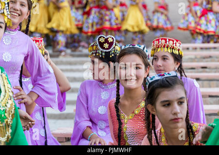 Chiwa, Usbekistan - 26. AUGUST 2018: Volkstänzer führt den traditionellen Tanz an den lokalen Festivals. Stockfoto