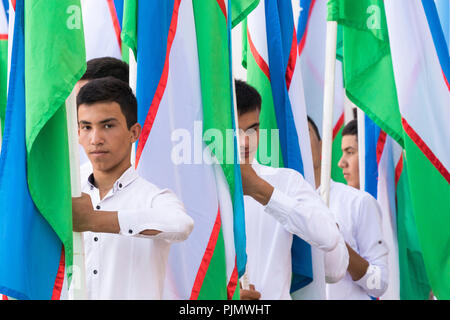 Chiwa, Usbekistan - August 26, 2018: Junge Menschen mit National Flagge Usbekistans bei Independance Day. Stockfoto