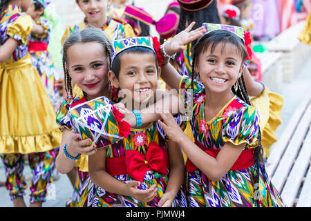 Chiwa, Usbekistan - 26. AUGUST 2018: Volkstänzer führt den traditionellen Tanz an den lokalen Festivals. Stockfoto