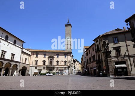 VITERBO, Italien - 12 AUGUST 2018: Die Stadt civic Gebäude Palazzo dei Priori oder del Podestà befindet sich auf der Piazza del Plebiscito Stockfoto