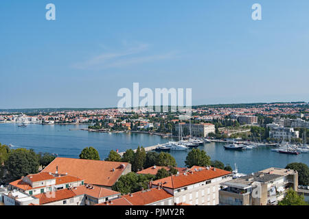 Blick auf die Altstadt von Zadar Dächer vom Glockenturm der Kathedrale, Zadar, Kroatien Stockfoto