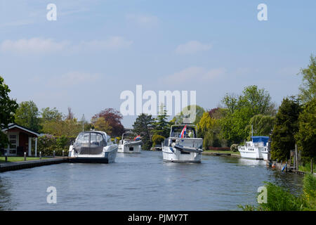 Freude motor Segelyachten auf dem Wasser zwischen den Ferienwohnungen auf einem Sommertag in Nederand Stockfoto