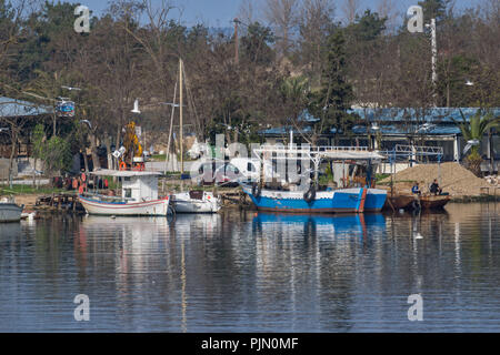 KERAMOTI, Griechenland - April 4, 2016: herrliche Aussicht auf den Hafen von Dorf Keramoti, Ostmakedonien und Thrakien, Griechenland Stockfoto