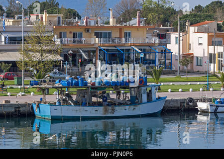 KERAMOTI, Griechenland - April 4, 2016: herrliche Aussicht auf den Hafen von Dorf Keramoti, Ostmakedonien und Thrakien, Griechenland Stockfoto