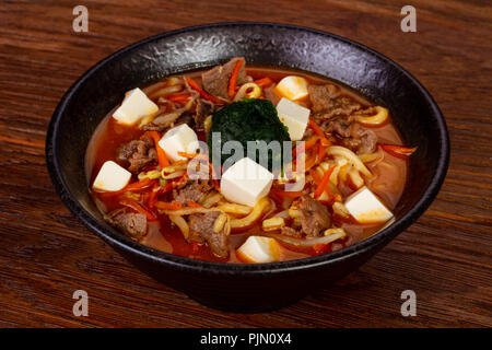 Japanisch Suppe Ramen mit Tofu und Rindfleisch Stockfoto