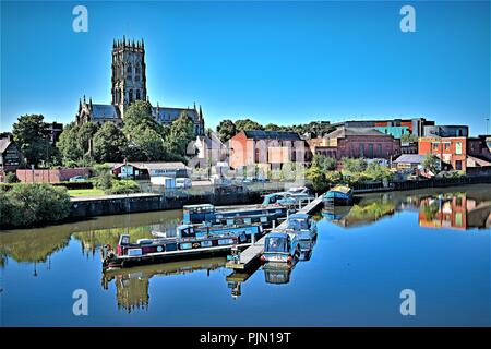 Reines blau Himmel über St. George's Münster, in Doncaster, South Yorkshire. Stockfoto