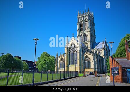 Reines blau Himmel über St. George's Münster, in Doncaster, South Yorkshire. Stockfoto