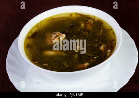 Sauerampfersuppe mit Fleisch und Kräuter Stockfoto